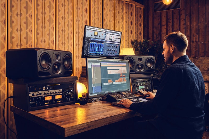 adam-audio-s3h-studio-monitors-benni-dernhoff-1.jpg?type=w800