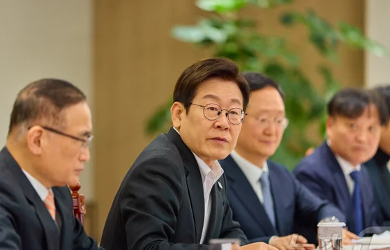 <b>대통령</b> “수도권 집값 시정 안 되면 일본처럼 <b>잃어버린 30년</b>... 