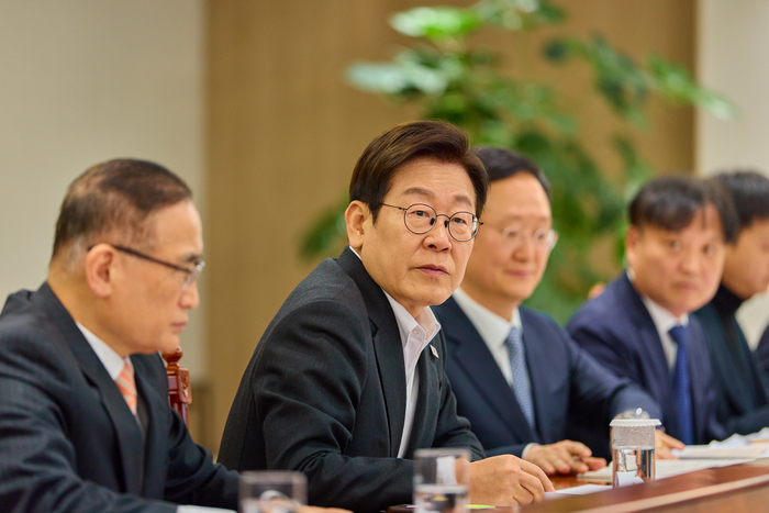 10·15 부동산 대책 논란에도 李<b>대통령 지지율</b> 56%<b>상승</b>!