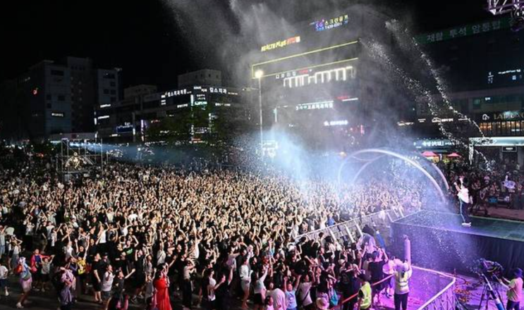안산 <b>물축제</b> 무대서 대학생 피 철철... <b>워터건</b> 직격 <b>사고</b>, 주최... 