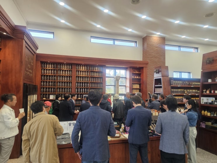  제394차 URU세미나 & 제23회 영호남 합동 세미나  1일차 일정  56년 동안 벌꿀 연구에 매진하며 성장해 온 THE BEE의 성공 스토리는 민간정원과 카페까지