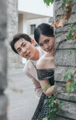  김원훈엄지윤, “저희 결혼합니다” 깜짝 웨딩 화보 공개!‘숏박스’ 커플 현실 결혼설 솔솔?! 팬들 반응 폭발