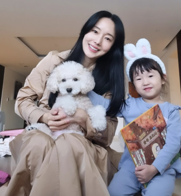  이정현, 딸 서아와 만든 ‘요리 그림책’ 수익 전액 기부 “아이들과 함께 나누는 행복이에요” 