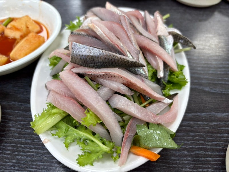 내돈내산 강화풍물시장 제철맞은 전어회, 무침, 구이 맛집-온누리식당 & 근처 예쁜 카페-아뚜....