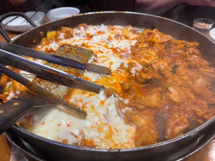  문정역 오투닭갈비 - 치즈 듬뿍, 불향 가득한 철판 닭갈비 맛집