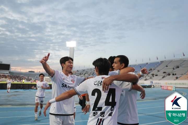 ‘<b>유리 조나탄</b> 멀티골’ 제주·수원FC…11경기 만의 설욕... 