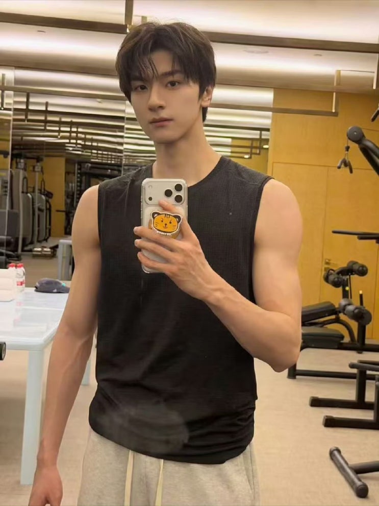  [251025] 헬스장 라이프 _ 린이 웨이보, 린이 인스타그램