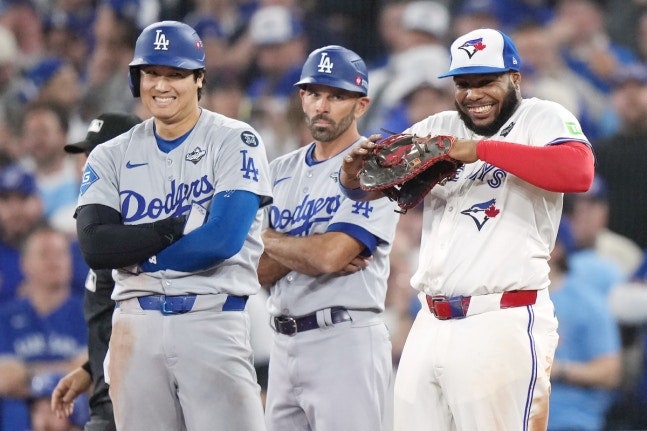 ⚾️ MLB 월드시리즈 1차전 토론토 압승 LA 다저스 참패 ! 불펜 방화 로버츠 감독 멘붕 오타니 ....