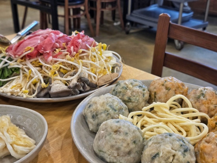 [물왕호수 맛집] 본가 만두전골 전문점, 담백한 굴림만두와 깔끔한 국물이 어우러지는 곳! 샤브샤브 느낌! (시흥 만두 맛집, 물왕저수지 맛집, 물왕리 맛있는녀석들 만두전골)
