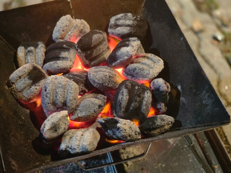 캠핑 숯 불피우기 장작 불붙이기 착화제 꿀팁 웨버 차콜 브리켓