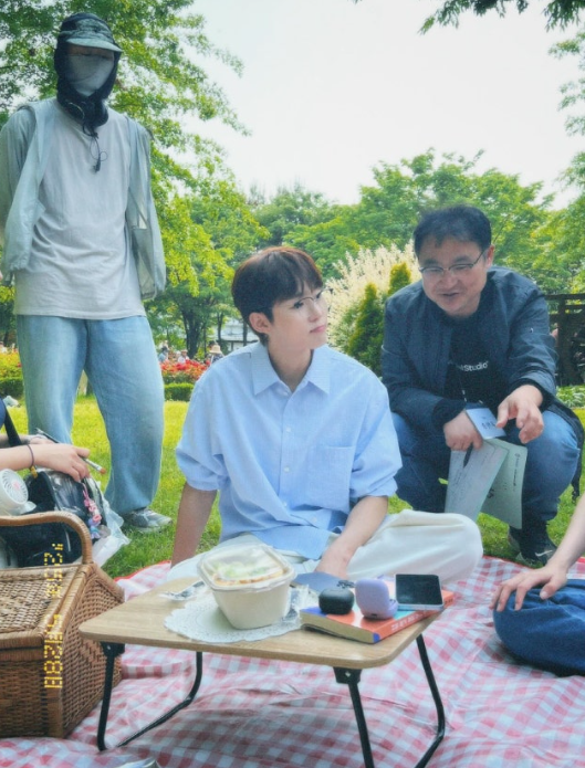  서범준정소민, ‘우주메리미’ 비하인드 투샷 공개… “케미 미쳤다”