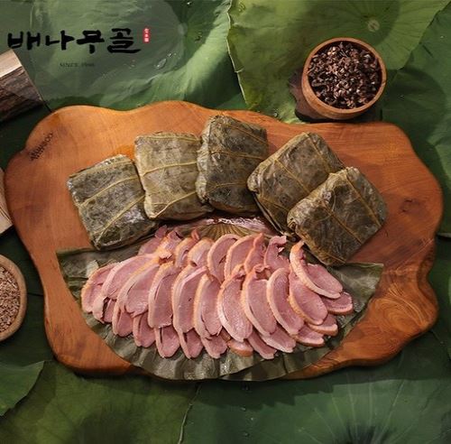  “30년 전통 맛집 배나무골 연잎에 감싼 훈제오리 400 g– 가정에서도 고급 별미 한끼!”