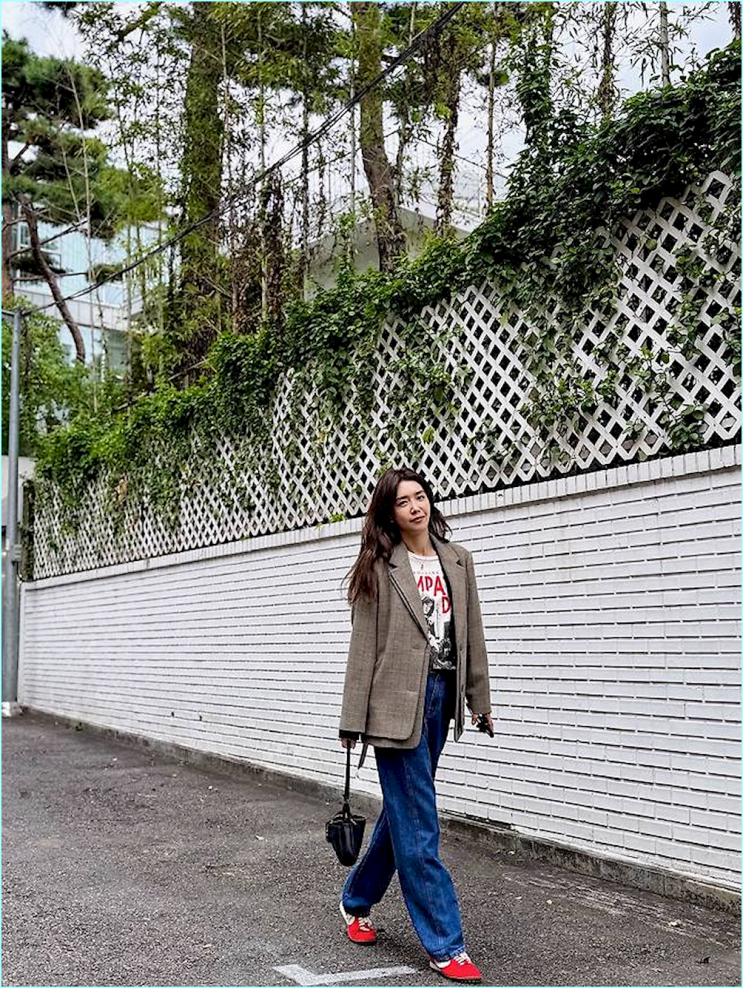  가을 자켓 코디, 채정안처럼 '빨간색' 포인트 제대로 쓰는 법