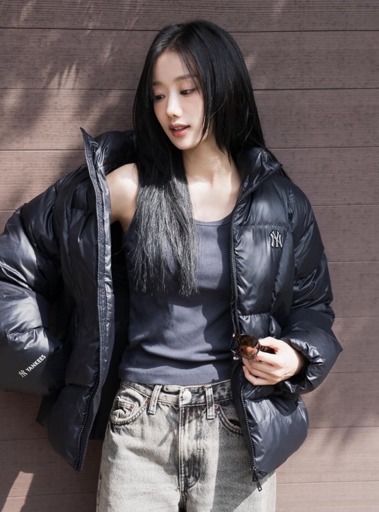  학폭 논란 이후 6년 만에 복귀한 이나은, 겨울 패딩 코디