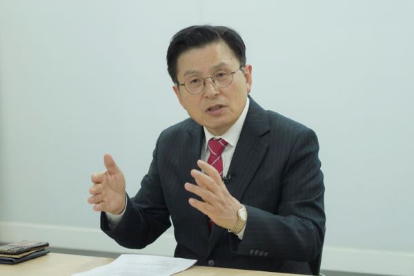 [속보] <b>황교안</b> 전 총리 자택... 관련 <b>내란</b> <b>의혹</b> 본격 수사