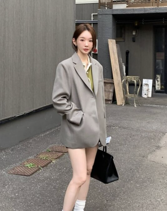  강민경, 여친룩 일타강사 클래스… 재킷 하나로 끝낸 가을 감성