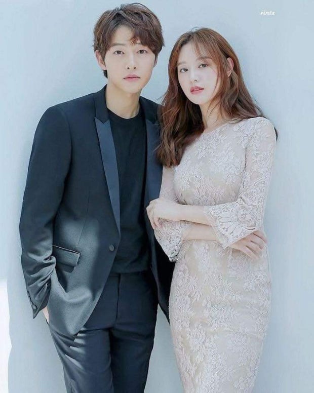 “<b>송중기</b><b>김지원</b>, 8년 우정 빛났다! <b>팬미팅</b>서 깜짝 재회... 