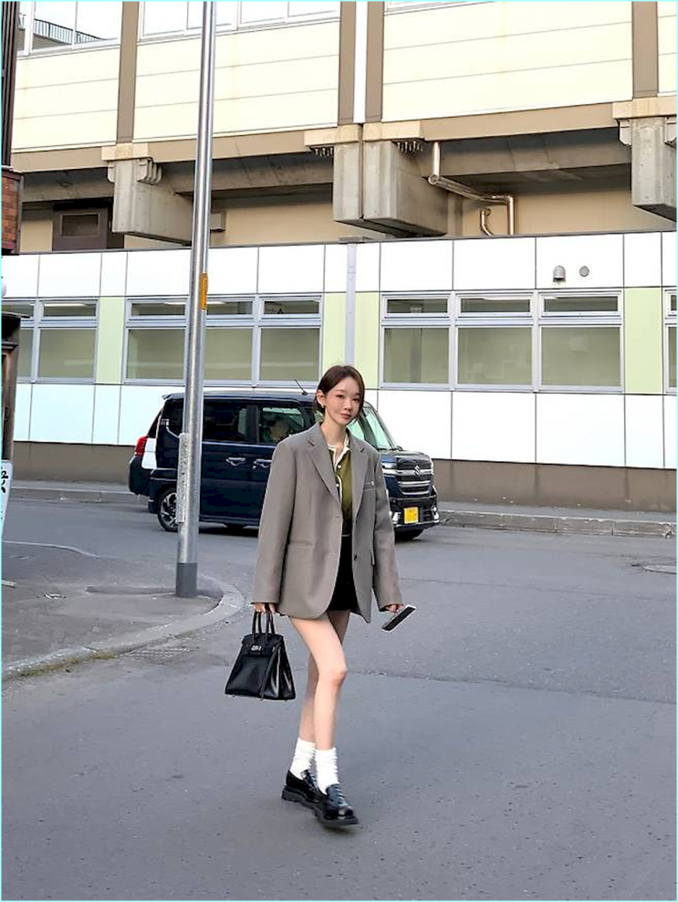  강민경의 '회색 재킷', 왜 지루하지 않을까?