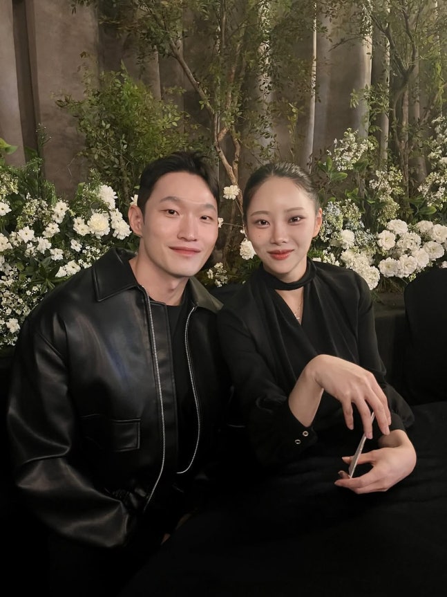 나는 솔로 10기 옥순 유현철, 결별설 끝내고 결혼식 동반 등장… “말하기 싫은 게 왜 죄?”