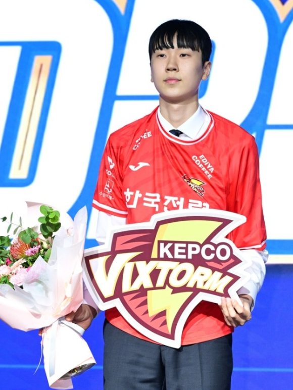 "고교배구 별 '<b>방강호</b>', 1순위로 <b>한국전력</b> 배구단 품에 안기다"