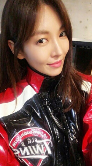  ‘LG트윈스 찐팬’ 김소연, 한국시리즈 시구 소감 “사시나무처럼 떨고 있어요” 