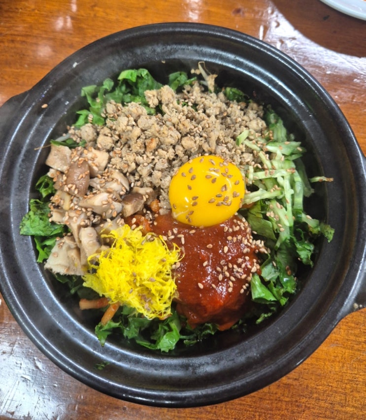  전북 군산 대표 맛집 '장미칼국수' 옛날식 멸치 칼국수와 자극적인 맛김치! 고기 잔뜩 돌솥비빔밥