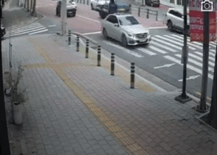 레이 차량 가게 돌진, 영업장 와르르…보험사는 '100% 보상 불가'[영상]