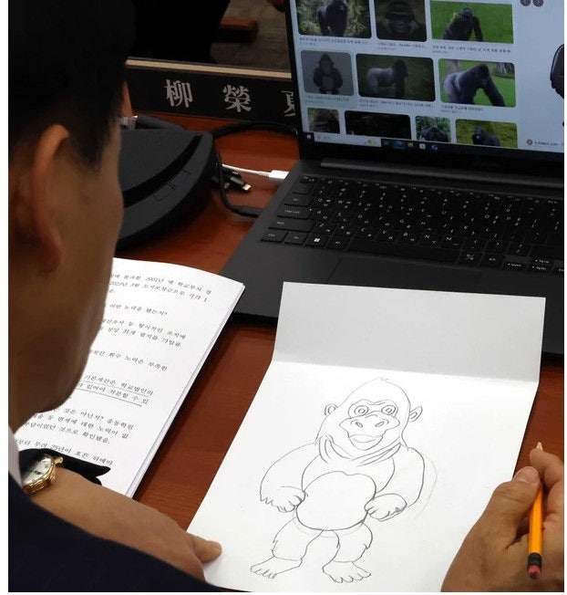 국정감사 현장 고릴라 검색해서 그림 그린 국민의힘 유영하 의원 그림실력 나이 프로필