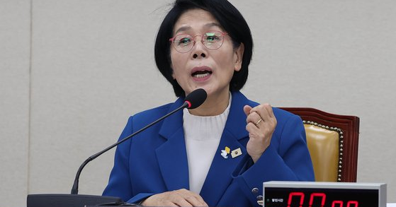 <b>최민희</b> 면역세포의 비유로 정치적 비판에 응답하다