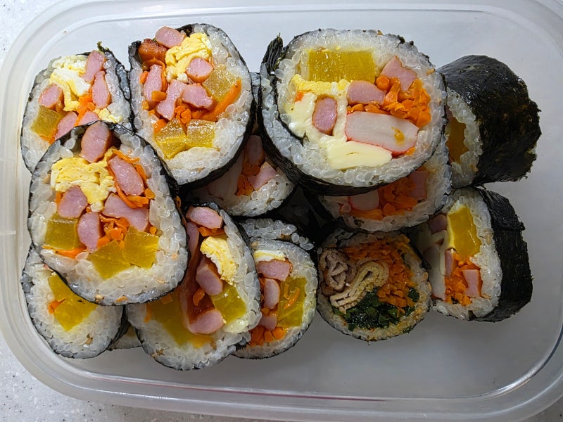 오늘의 음식일지 김밥이 땡겨! 30대 자취생의 보통 김밥과 대패삼겹 부추무침 김밥
