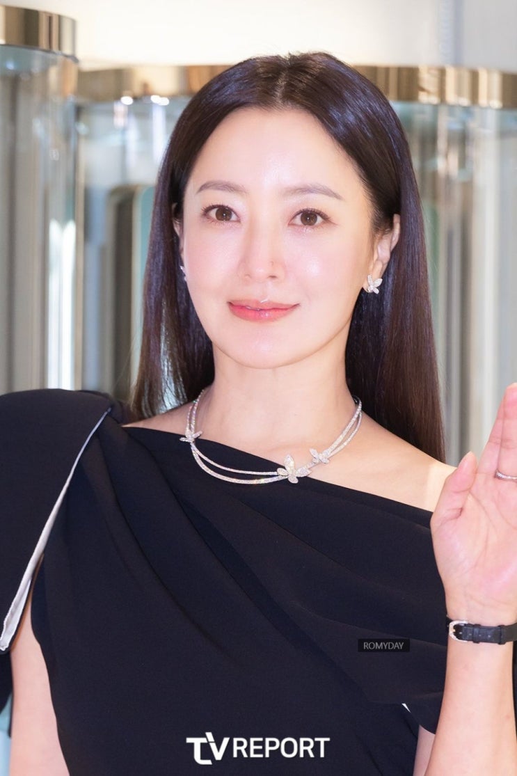 50세 실화? 리즈 시절 미모 그대로, 김희선 블랙 원피스 코디
