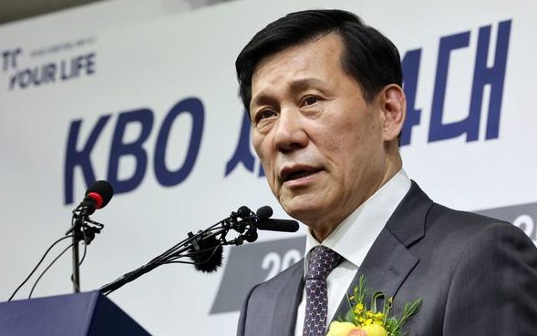   허구연 KBO 총재 — 법인카드·호화출장 논란 정리 - 11개월간 스벅 선불카드 2310만원, 해외 출장엔 벤츠·캐딜락