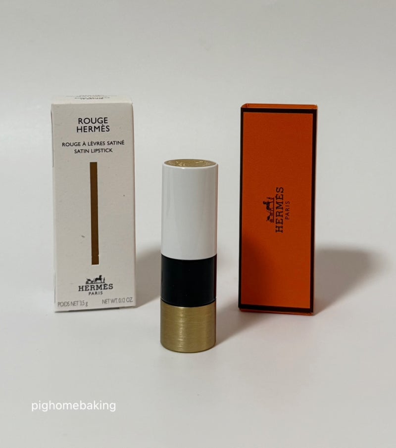 에르메스 루즈 새틴 로즈 브뤼에르 19 블루가 가미된 은은한 핑크 립이 얼굴을 화사하게 해주....