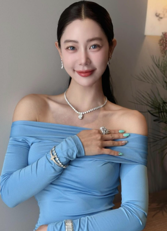  클라라, 이혼 후 첫 심경 고백“올해 남은 시간, 축복과 좋은 일만 가득하길…” 의미심장한 글 남겨