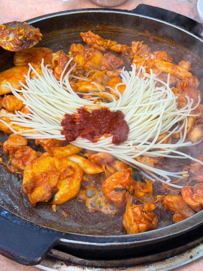 신촌 춘천집 닭갈비막국수 | 유트루맛집 닭갈비