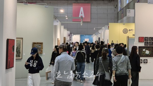  2만8천명 모인 ‘제16회 광주국제아트페어’…지역 미술시장 ‘활력’