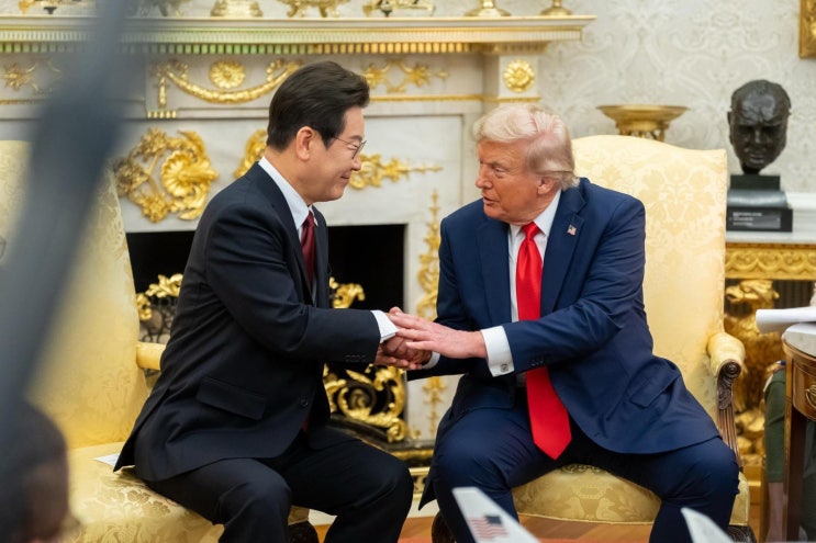 <b>트럼프</b> 환심사기... <b>훈장</b> 수여 & <b>금관</b> 선물