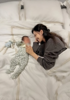  지소연, 남편 송재희의 ‘깜짝 선물’에 감동…“쌍둥이 낳고 남편 많이 변했어요ㅋㅋ”