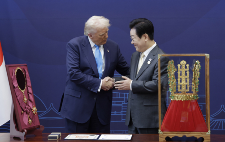 관세협상 결과는? <b>트럼프 금관</b>선물 <b>훈장</b> 숙소까지 관심 집중