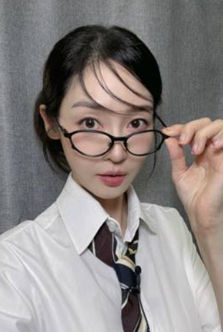  성유리, 뿔테 안경으로 완벽 분위기 전환 2년 만의 방송 복귀 예고!