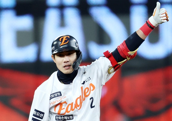 <b>한화</b> 19년 만의 KS <b>승리</b> "8회말 역전극"... 배우 <b>조인성</b> "드디어... 