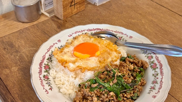  치앙마이 타패게이트 팟카오무쌉 현지인 맛집 Kaprao Nueanuea Chang Moi