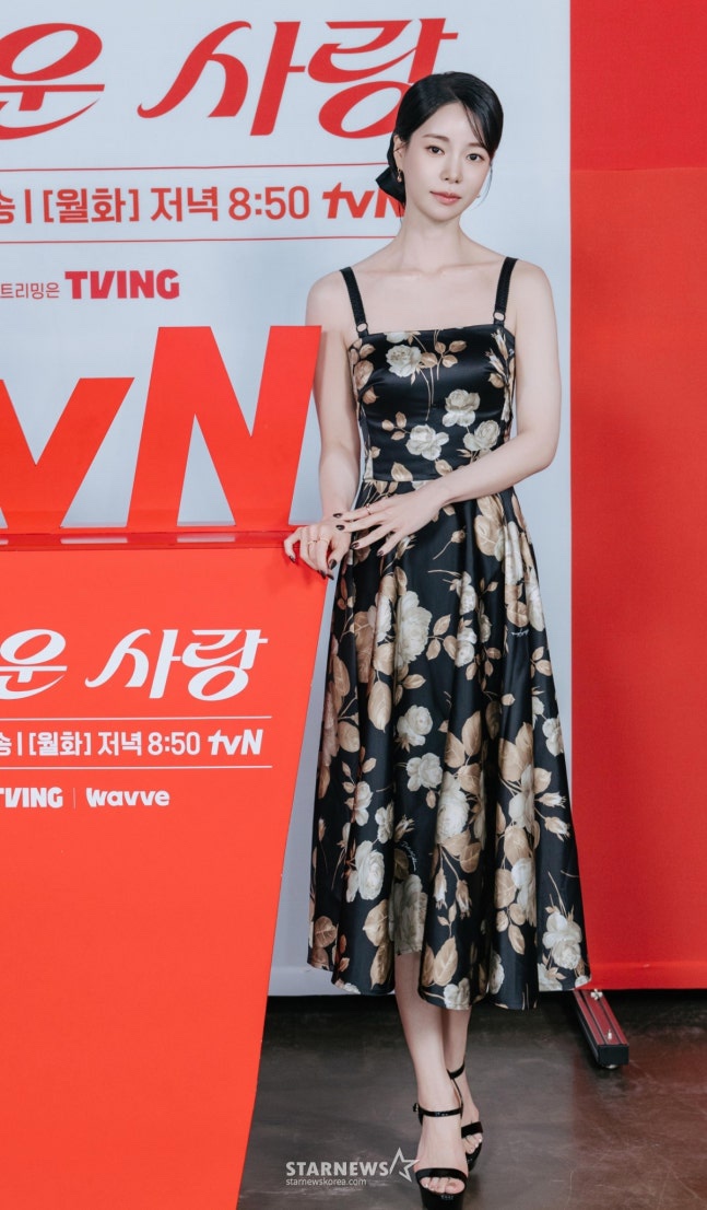 18살 차이 극복 로맨스 임지연 미친 미모 명품 원피스룩