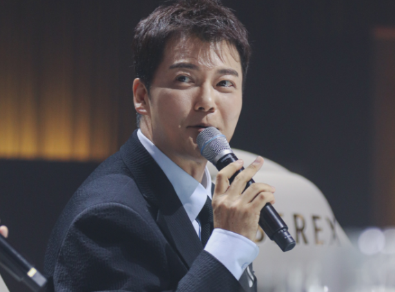  전현무, 완벽한 ‘우발라DAY’ MC 모먼트 수트핏부터 진행력까지 완벽 그 자체