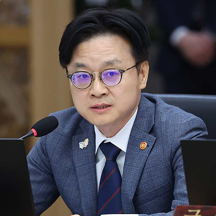 '까다로운 협상가' <b>김정관 산업부장관</b>의 트럼프 전략/프로필.