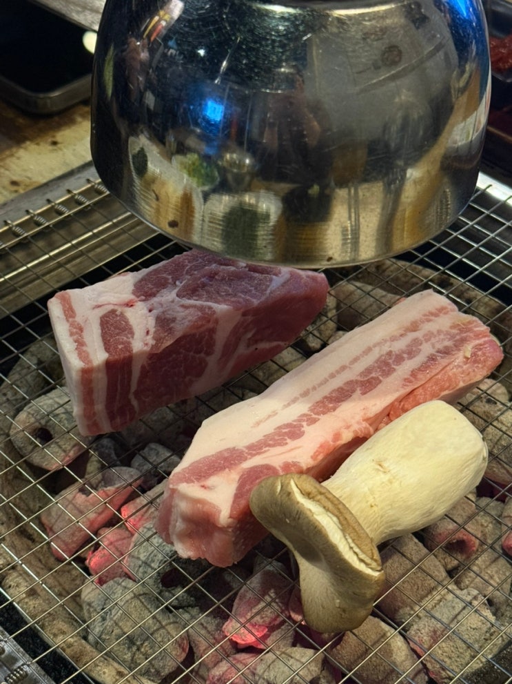  흑돼지의 품격이 제대로인 서울 3대 삼겹살 맛집 '육통령 명동본점'