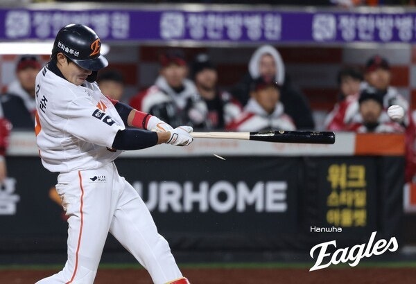 끝 <b>한화</b>, 8회 대역전극! 심우준 2루타·김서현 부활로 <b>LG</b> <b>제압</b>