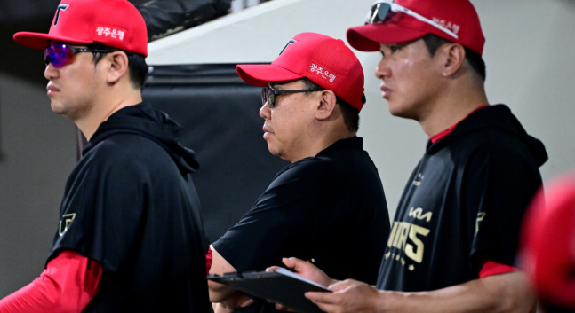 <b>KIA</b> 타이거즈, <b>코치진</b> 대폭 <b>개편</b> 예고: 변화의 바람