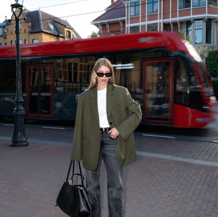  2025 F/W 패션트렌드에서 빠질 수 없는 청바지 블레이저 코디로 데일리룩 완성