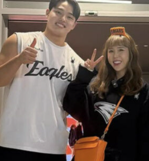  신지, “이겨버렸다!” 한화 한국시리즈 3차전 직관 인증샷 공개